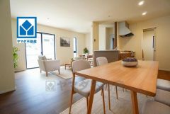 家具・インテリアはイメージCG画像です。大きな窓のあるリビングは、陽光あふれる明るい空間です。居心地良く、ご家族皆がゆったり寛げる憩いの空間となりそうです。