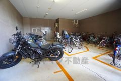 共用部。バイク、自転車置き場。 マンションの住民の方のみ使用できます。