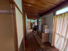 住まい全体をやさしくつなぐ、落ち着いた印象の廊下です。明るさのある廊下で、毎日の動線も快適です。