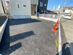 駐車スペースはゆとりある3台分を確保。マイカー用に、お客さま用に、余裕を持ってご利用いただけます。