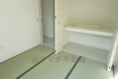 同仕様写真。リビングからの続き間として和室をご用意しました。普段はリビングとつなげて開放的なスペースとして。来客時には客間としてお使いいただけます。