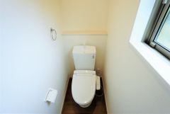 同仕様写真。温水洗浄機付トイレです。節水機能もあるので、安心して使えますね。もちろん、1階2階の2ヶ所にトイレがあるので、忙しい朝にもゆとりができますね。
