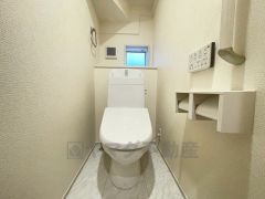 温水洗浄機付トイレです。節水機能もあるので、安心して使えますね。もちろん、1階2階の2ヶ所にトイレがあるので、忙しい朝にもゆとりができますね。