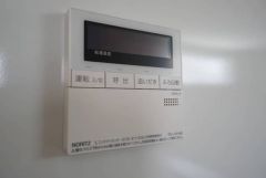 キッチン横に給湯器リモコンを設置していますので、忙しい時間帯でもスイッチ一つでお風呂の用意ができますよ＾＾