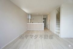 同仕様写真。家族が集まる開放的なリビング。思い思いの時間を過ごしたり食事をしたり、素敵な団らんの場になりますね。