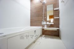 同仕様写真。1日の疲れを癒すくつろぎのバスルーム。足を伸ばしてもゆったりと入れるサイズです。お子様と一緒にお風呂に入っても狭くないですね^^