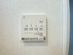 浴室暖房乾燥機には、暖房、乾燥、涼風、換気の4つの機能が付いています。タイマー付きです。