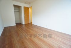 住む人のこだわりを活かす洋室＾＾日当たりがよく、寝室としての利用もおすすめ。広めのクローゼットもあり荷物もすっきり片付けれ、ゆとりのある暮らしが出来ます＾＾