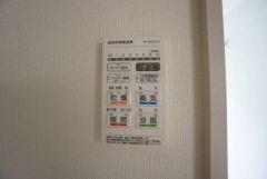 雨の日の洗濯も安心できる浴室暖房乾燥機付き浴室。リモコンで操作もボタン1つで簡単。 浴室暖房乾燥機には、暖房、乾燥、涼風、換気の4つの機能が付いています。タイマー付きです。