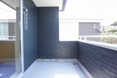陽当たりの良いバルコニーです。お洗濯やお布団干しはもちろん、日光浴スペースにも 足元は防水工事施工済です。