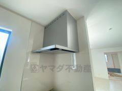 調理により発生する油煙や臭いを吸い込み、屋外へ排気してくれます。