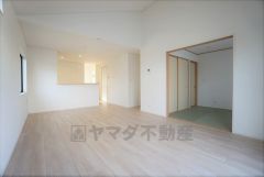 同仕様写真。家族が集まる開放的なリビング。約18帖の大空間で毎日のお食事が楽しみです＾＾思い思いの時間を過ごしたり、家族みんなで食事をしたり、素敵な団らんの場になりますね。