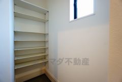 同仕様写真。シューズインクローゼットも完備されており、玄関収納も問題ありません。棚の上にお花など飾ってインテリアも楽しめますね。