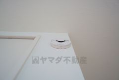 火災による煙や熱を感知して、警報音やブザー等で火災の発生を知らせてくれる火災警報器。