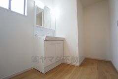 同仕様写真。三面鏡つき洗面台。収納も一体型になっているので、ドライヤーやヘアアイロンの置き場に困りませんね。