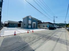前面道路は広々6.9ｍと駐車がスムーズにできます＾＾ カースペースは停めやすい並列駐車4台付きで来客時も困りません＾＾