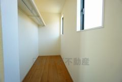 収納力豊富なウォークインクローゼット付き。洋服や小物などを1箇所にまとめて美しい収納を実現します。