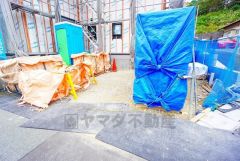 カースペースは停めやすい並列駐車2台付き。 車好きのご主人の洗車もゆったり。 角地で日当り風通し良好です＾＾