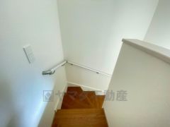 ご年配の方でも安心できる、手すり付き階段です＾＾段差も低めで設定されてますので安全性にも優れてますね＾＾