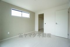 住む人のこだわりを活かす洋室＾＾日当たりがよく、寝室としての利用もおすすめ。広めのクローゼットもあり荷物もすっきり片付けれ、ゆとりのある暮らしが出来ます＾＾