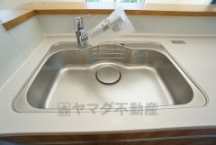 広々とした凸型シンクに洗剤ポケットを標準装備。大きなお鍋など洗いやすいです。洗剤や石鹸、スポンジもすっきりできる収納付き。