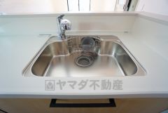 広々とした凸型シンクに洗剤ポケットを標準装備。大きなお鍋など洗いやすいです。洗剤や石鹸、スポンジもすっきりできる収納付き。