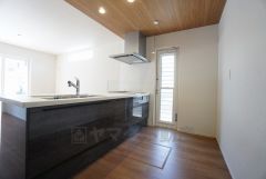 対面式カウンターキッチンでお子様の様子が見守れます。カウンタートップは耐熱性に優れており、日ごろのお掃除もふき取るだけでＯＫ。ステンレスシンクも簡単にお掃除できますよ。