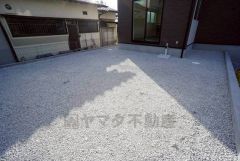 リビングからも駐車場からもアクセスできるお庭です＾＾ガーデニングをしたり、ペットの為のスペースにしたりもできます。