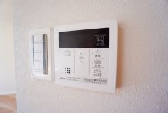 キッチン横からお湯張り、追い炊き、足し湯がボタン一つで楽々操作できる給湯機リモコンです＾＾忙しい夕飯の準備の時間帯に重宝しますね。