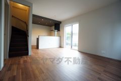 対面式キッチンを中心としたリビングダイニングで家族の会話が弾みそうです。