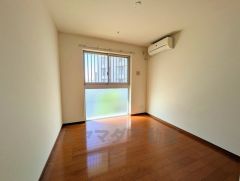 明るい洋室です。ナチュラル色のフローリングで開放的な優しい雰囲気になっています＾＾ベッドや机、ＴＶを置いてもゆとりのある広さです。