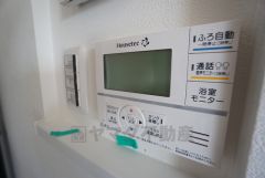 キッチン横からお湯張り、追い炊き、足し湯がボタン一つで楽々操作できる給湯機リモコンです。忙しい夕飯準備の時間帯に重宝しますね。