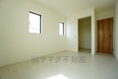 同仕様写真。住む人のこだわりを活かす洋室＾＾日当たりがよく、寝室としての利用もおすすめ。広めのクローゼットもあり荷物もすっきり片付けれ、ゆとりのある暮らしが出来ます＾＾