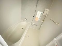 1日の疲れを癒すくつろぎのバスルーム。足を伸ばしてもゆったりと入れるサイズです。お子様と一緒にお風呂に入っても狭くないですね^^