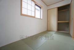 同仕様写真。リビング隣には、ホッとできる和室を用意。お子様のお昼寝スペースや書斎としてなど、いろいろとお使い頂けます。