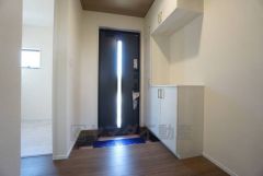 たっぷり収納できるシューズボックスです。家族全員の靴がきれいに整頓できます。棚の上にお花や写真を飾っても良いですね。