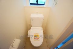 温水洗浄機付トイレです。節水機能もあるので、安心して使えますね。もちろん、1階2階の2ヶ所にトイレがあるので、忙しい朝にもゆとりができますね。