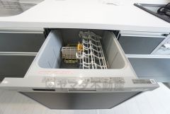 家事の時間が短縮できる食器洗浄乾燥機付。後片付けもラクラクです。 食器を洗う手間が減るので家族とのコミュニケーションの時間や自分の時間が増えますね。