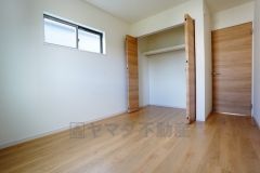 同仕様写真。全居室にはたっぷり収納できる大型クローゼットを設置しています。窓には断熱性・保温性にすぐれ、省エネ効果のあるペアガラスを採用。冬には結露を防止します。