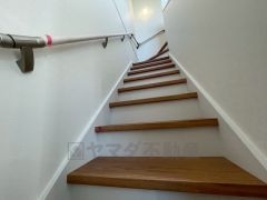 ご年配の方でも安心できる、手すり付き階段です＾＾段差も低めで設定されてますので安全性にも優れてますね＾＾