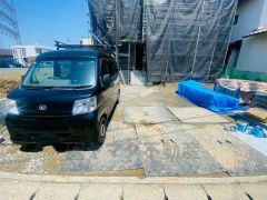 こちらの家には停めやすい並列駐車が2台分ついてます。車好きのご主人の洗車もゆったり。南向きで日当たり良好です＾＾