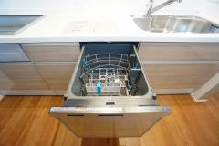 家事の時間が短縮できる食器洗浄乾燥機付。後片付けもラクラクです。 食器を洗う手間が減るので家族とのコミュニケーションの時間や自分の時間が増えますね。