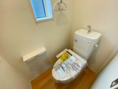温水洗浄機付トイレです。節水機能もあるので、安心して使えますね。もちろん、1階2階の2ヶ所にトイレがあるので、忙しい朝にもゆとりができますね。