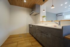 対面式カウンターキッチンでお子様の様子が見守れます。カウンタートップは耐熱性に優れており、日ごろのお掃除もふき取るだけでＯＫ。ステンレスシンクも簡単にお掃除できますよ。