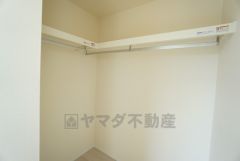 ハンガーパイプ付で散らかりがちな洋服類もきれいに整理できます。使用頻度が少ないものは枕棚の上に、足元には3段ボックスを置いて、フル活用できるクローゼットです＾＾