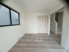 木目調のシンプルデザインで落ち着きと安らぎの空間に仕上げています。各部屋に収納が完備されているので、お荷物が多くなっても安心の設計です。