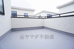 バルコニーは日当たり良好です。お洗濯物も気持ちよく干せそうです。 テーブルとイスを置いてカフェタイムや日光浴、星を眺めたりも良いですね^^