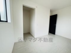2面採光を確保した明るい室内は、風通しも良く、大変居心地の良い空間となっております。爽やかな風を感じて起きる朝は、快適生活の始まりに。