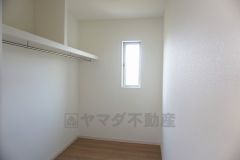 同仕様写真。ファミリークローク付き。洋服や小物などを1箇所にまとめて美しい収納を実現します。
