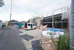 カースペースは停めやすい並列駐車4台付き。